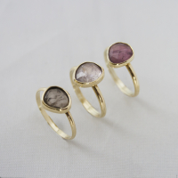 14K GOUDEN RING MET LICHTE SPINEL MAAT 16.5